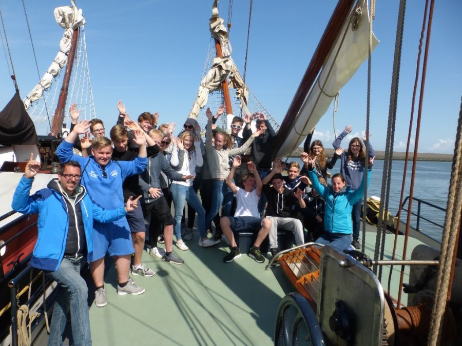 19 Jugendliche schipperten mit dem Paderborner Kreisjugendamt übers Ijsselmeer und Wattenmeer. (Foto: Kreisjugendamt Paderborn)